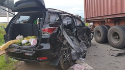 Video: Container đâm trực diện ôtô 7 chỗ, một cháu nhỏ tử vong