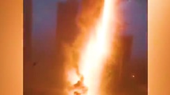 Video: Tia sét đánh trúng vào một tòa nhà đang xây, gây cháy lớn
