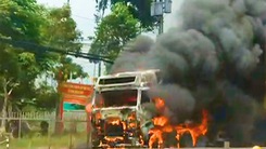 Video: Xe container bốc cháy dữ dội khi đang chạy trên đường