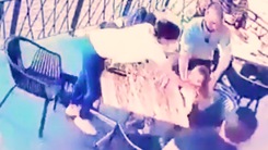 Video: Nhảy qua hàng rào quán ăn hòng bắt cóc bé gái 4 tuổi ở Nam Phi