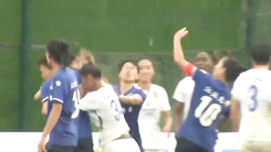 Video: Bị nhận thẻ đỏ, nữ cầu thủ lao vào đánh cầu thủ khác