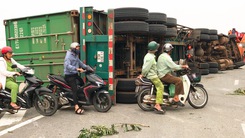 Video: Container lật nhào, văng qua làn xe máy trên quốc lộ