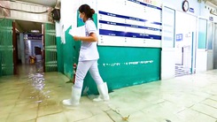 Video: Bệnh viện ngập sâu, y bác sĩ lội nước cấp cứu bệnh nhân trong đêm