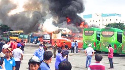 Video: Xe khách bốc cháy dữ dội khi đang đậu trong bến xe miền Đông
