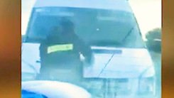 Video: Khoảnh khắc chiến sĩ cảnh sát cơ động bám vào xe ôtô trước khi bị cán tử vong