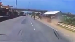 Video: Tránh chiếc xe máy sang đường ẩu, xe đầu kéo lật ngang đường sắt