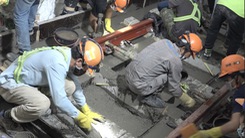 Video: Xuyên đêm thi công hệ thống đường ray trong ga ngầm nhà hát TP