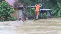 Video: Đi dây qua sông cứu người mắc kẹt ở Quảng Nam