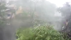 Video: Khoảnh khắc kinh hoàng gió lốc thổi bay mái nhà lên không trung