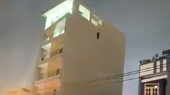 Video: Phát hiện người đàn ông treo cổ lơ lửng trên bờ tường căn nhà cao tầng