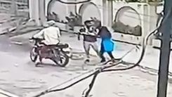 Video: Cô gái bị giật điện thoại giằng co với 2 tên cướp