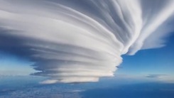 Video: Xuất hiện đám mây dạng thấu kính trên bầu trời