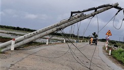 Video: Hàng trăm cột điện gãy đổ ở miền Trung, do chất lượng hay do mưa bão?