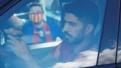 Video: Tiền đạo Luis Suarez cúi đầu lau nước mắt rời sân tập của Barca