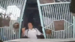 Video: Người phụ nữ đạp nhầm chân ga tông sập cổng nhà ở Gia Lai
