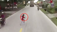 Video: Bé gái chạy qua đường trước đầu xe tải