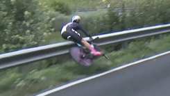 Video: Nữ vận động viên đua xe đạp thế giới mất lái, rơi xuống đồi