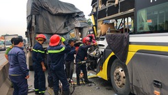 Video: Xe khách tông đuôi xe tải, tài xế chết tại chỗ, nhiều hành khách bị thương