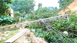 Video: Mưa lớn gây lở đất, 2 người tử vong, 7 người nhập viện ở tỉnh Phú Thọ