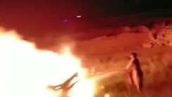 Video: Xe khách bốc cháy sau tai nạn làm 13 người chết ở Pakistan