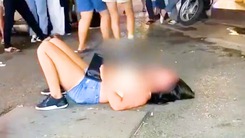 Video: Người phụ nữ lột đồ ‘ăn vạ’ vì bị đuổi ra khỏi bar ở Hà Nội