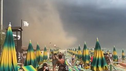 Video: Lốc xoáy và bão cát tấn công bãi biển, nhiều du khách bỏ chạy