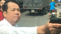 Video: Người đàn ông rút súng hăm dọa tài xế khiến giao thông qua Cầu Ngà - Bắc Ninh hỗn loạn