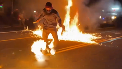 Video: Một nam thanh niên bị lửa bốc cháy trong cuộc biểu tình tại Mỹ