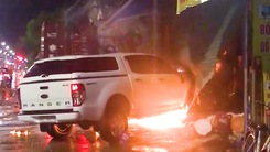Video: Xe container tông vào 4 nhà dân, xe bán tải và một căn nhà bốc cháy