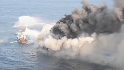 Video: Tàu chở dầu bốc cháy 3 ngày đêm trên biển Sri Lanka