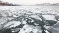 Video: Cận cảnh sông Hàn đóng băng sau 2 năm, tàu thuyền di chuyển khó khăn