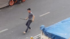 Video: Tài xế ôtô cầm kiếm đuổi chém người trên đường Lũy Bán Bích, TP.HCM