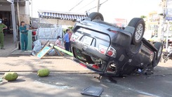 Video: 2 ô tô tông nhau lật chổng vó ở bùng binh, 6 người bị thương