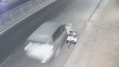 Video: Tài xế ô tô bỏ chạy sau khi tông cụ già suýt mất mạng ở Đồng Nai