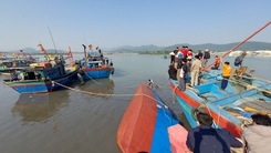 Video: Tàu chở dầu Diesel chìm gần cảng cá ở Nghệ An