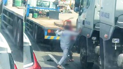 Video: Hai tài xế container cầm hung khí lao vào đánh nhau sau khi va chạm xe