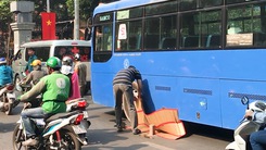 Video: Thương tâm người phụ nữ bán vé số bị xe buýt cán chết ở trung tâm Sài Gòn