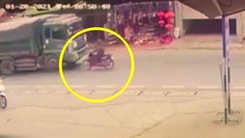 Video: Tông trực diện với xe ben, cô gái tử vong tại chỗ