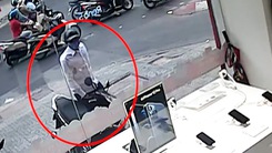 Video: Chiêu trò canh me bên lề đường để bẻ khóa, trộm xe máy ở TP.HCM