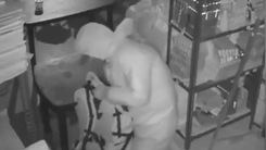 Video: Trộm đột nhập lấy 25kg vàng của tiệm trang sức