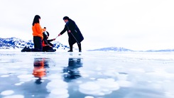 Video: Bong bóng băng ở hồ Sayram làm say đắm nhiều du khách
