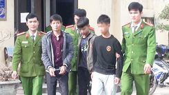 Video: Nhóm đối tượng chạy xe máy, cầm dao đe dọa giật túi xách người đi đường ở Thanh Hóa đã bị bắt