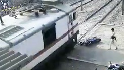 Video: Đoàn tàu tông nát chiếc xe máy ngã sát đường ray