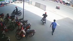 Video: Bảo vệ bất lực với băng nhóm táo tợn dàn cảnh lấy 2 xe máy