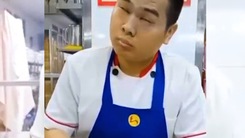 Video: Đầu bếp mù trổ tài cắt rau, thái tỏi điêu luyện