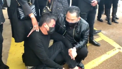 Video: Nhật Cường, Phạm Thanh Thảo và nhiều đồng nghiệp khóc nức nở tiễn biệt Vân Quang Long