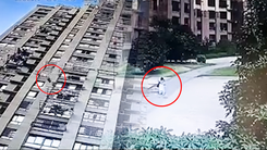 Video: Chậu hoa rơi từ tầng 34 chung cư, bé gái đứng ở sân thoát chết trong gang tấc