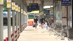 Video: Lác đác khách đến bến xe miền Đông TP.HCM trong ngày đầu hoạt động lại