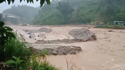 Video: Đang mưa to gió lớn ở miền Trung, nước đổ cuồn cuộn cuốn 2 người mất tích