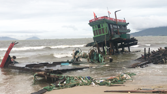 Video: Hỗ trợ ngư dân xử lý 2 tàu cá bị sóng đánh dạt vào bờ biển ở Đà Nẵng